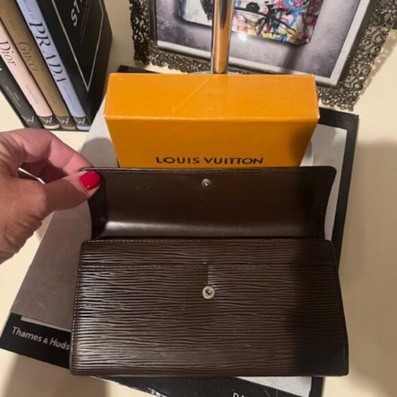 Louis Vuitton Epi Brown Wallet EUC - Picture 4 of 8